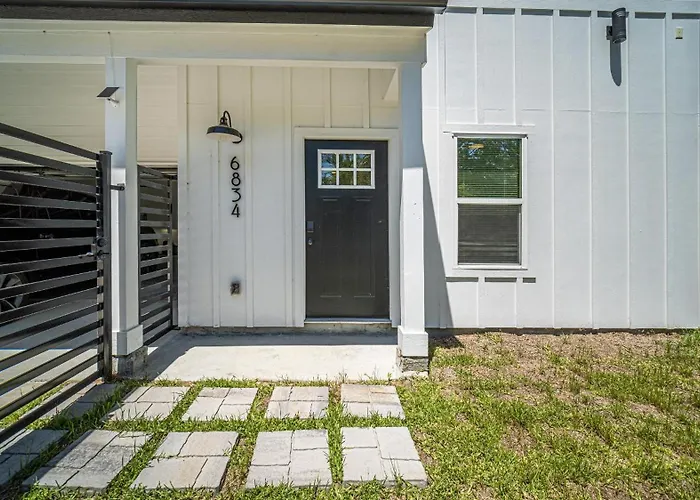 Modern Home By College, Medical Center & Stadium Houston
