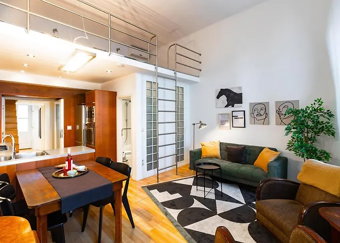 Riverside View Two Bedroom Flat By The Chain Bridge Budapest