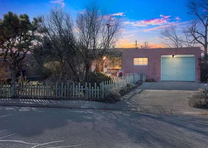 Famed Plaza Oasis 1 Mile Away, King Bed, Office, Foosball Santa Fe
