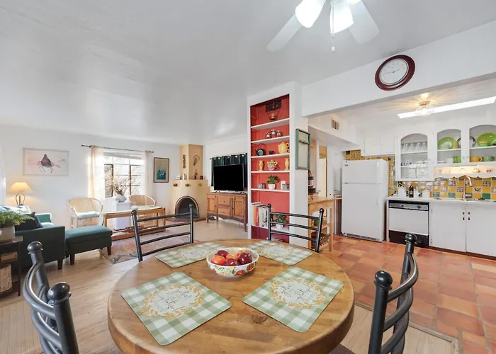 Famed Plaza Oasis 1 Mile Away, King Bed, Office, Foosball Santa Fe