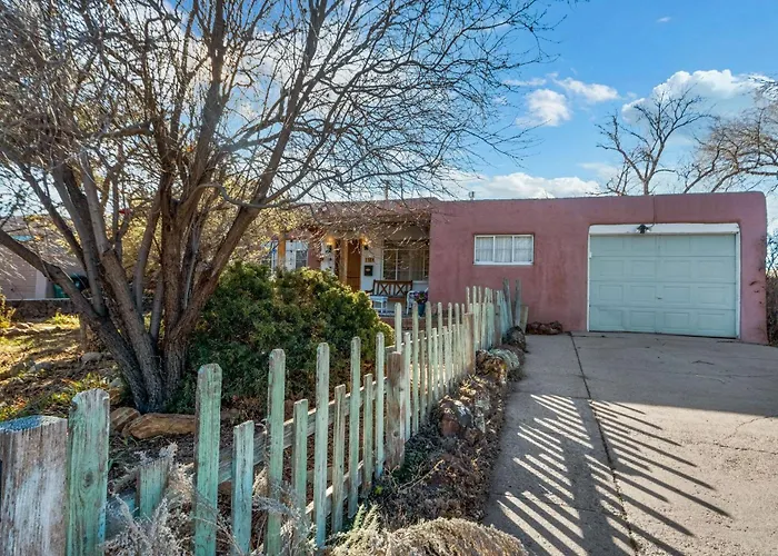 Famed Plaza Oasis 1 Mile Away, King Bed, Office, Foosball Santa Fe