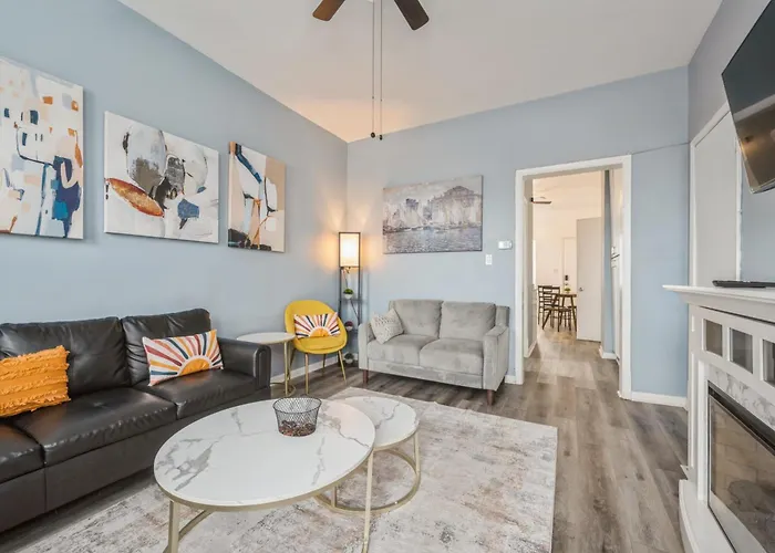 Cozy Two Bedroom Unit Near Lakeview Lincolnpark Wrigley Chicago