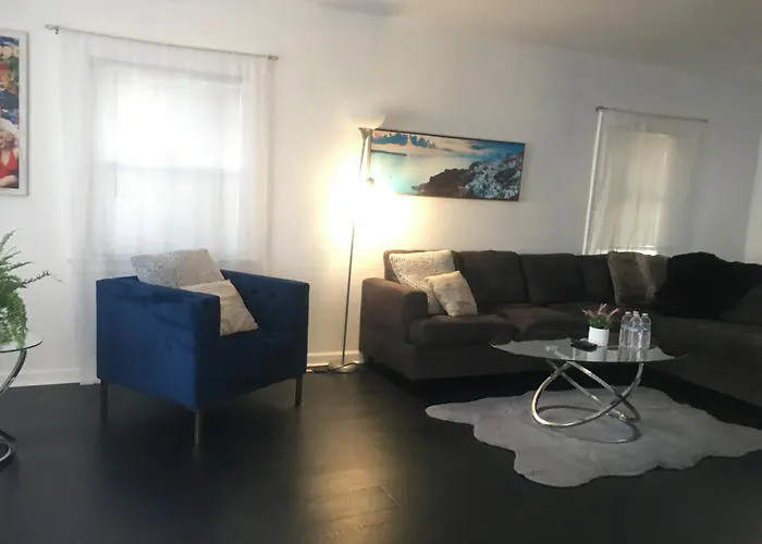 Villa 4Bed 2Ba Hollywood House Block Away From Sunset, Free Parking, Private Backyard Los Angeles