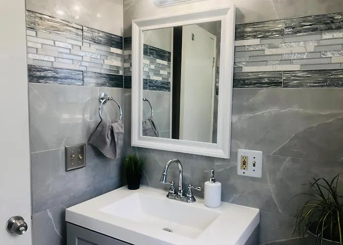 Villa 4Bed 2Ba Hollywood House Block Away From Sunset, Free Parking, Private Backyard Los Angeles