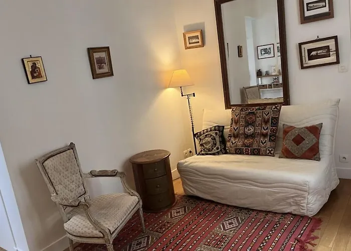 Bright Apartment On Rue Ballu Paris