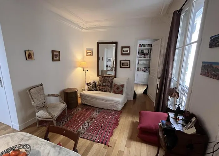 Bright Apartment On Rue Ballu Paris