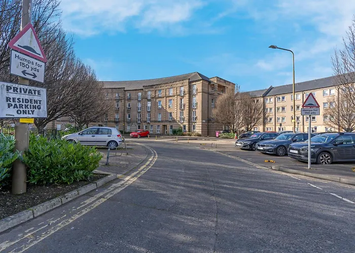 1 Double Room In Shared Apartment In Central Edinburgh With Free Parking