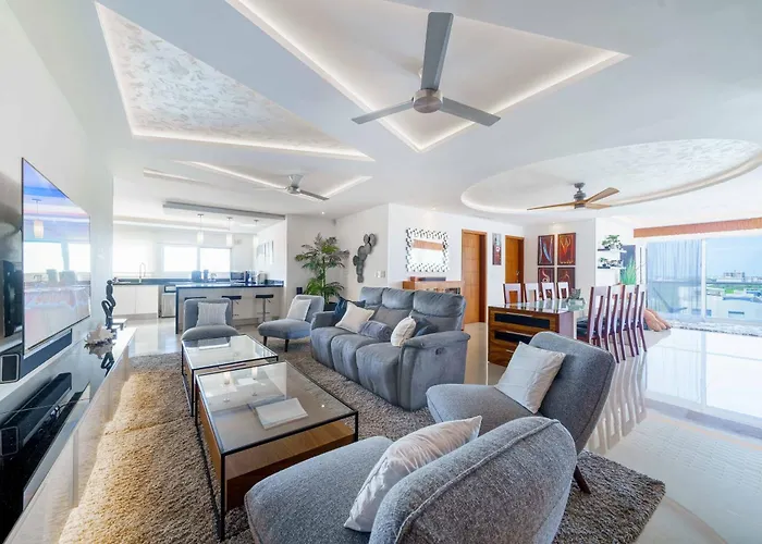 Luxury 4 Bedroom Penthouse With Private Jacuzzi Steps From Hotel Zone Cancún