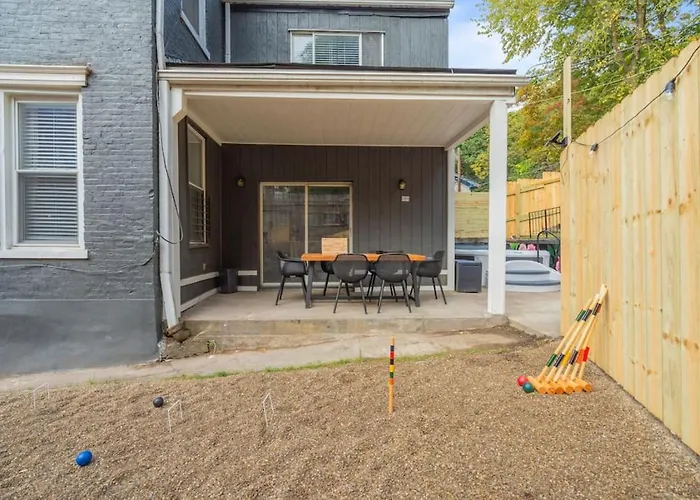 NEW! Stunning 4bd, near stadium, hottub, Mini golf Pittsburgh