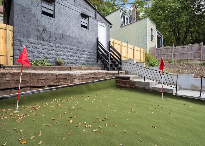NEW! Stunning 4bd, near stadium, hottub, Mini golf Pittsburgh
