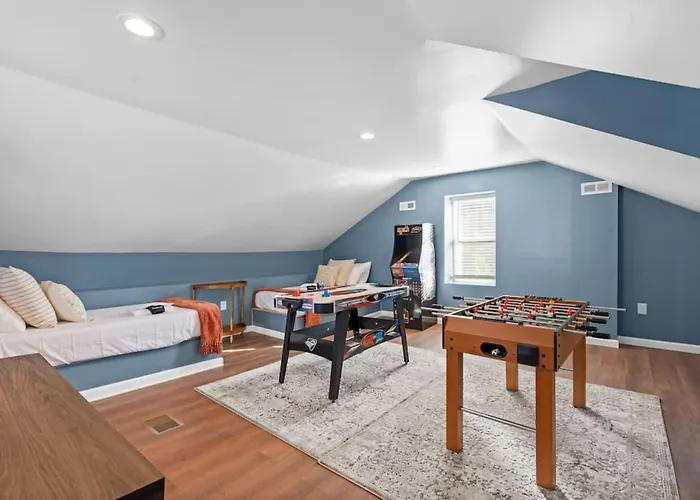 NEW! Stunning 4bd, near stadium, hottub, Mini golf Pittsburgh