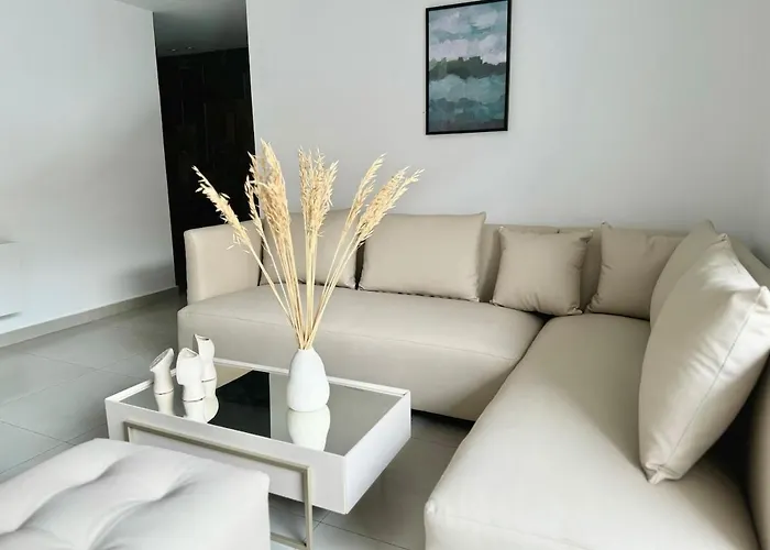 Elegant, Pool, 2 Bedroom, Gym Manta