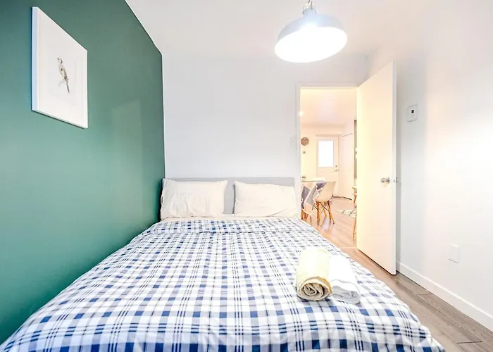 Bright Stay In Griffin Town Montréal
