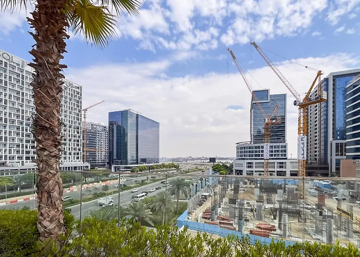 Cozy Studio Pool & Gym Near Burj Khalifa & Racecourse Views Dubai