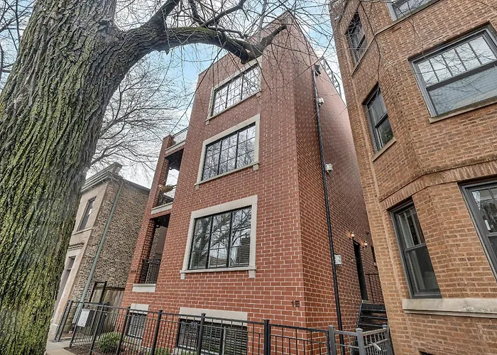 Elegant Condo-Steps From Wrigley Field, 32 Nights Condo Chicago