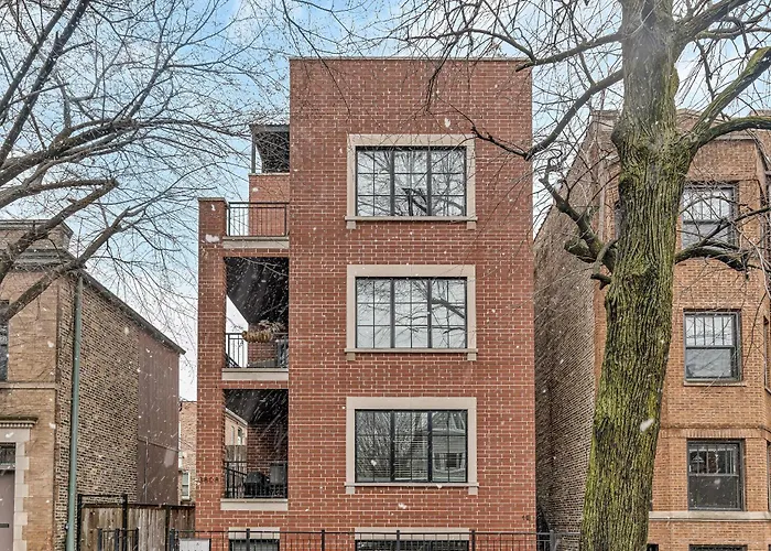 Elegant Condo-Steps From Wrigley Field, 32 Nights Condo Chicago