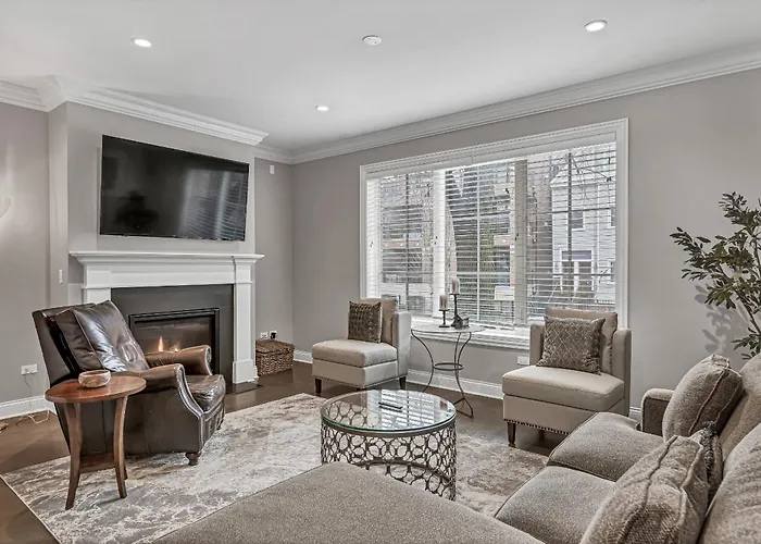 Elegant Condo-Steps From Wrigley Field, 32 Nights Condo Chicago