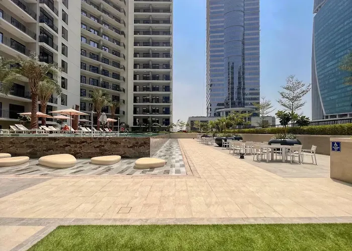 Keyrock Living - 1Br Retreat With Lake View & Pool Dubai