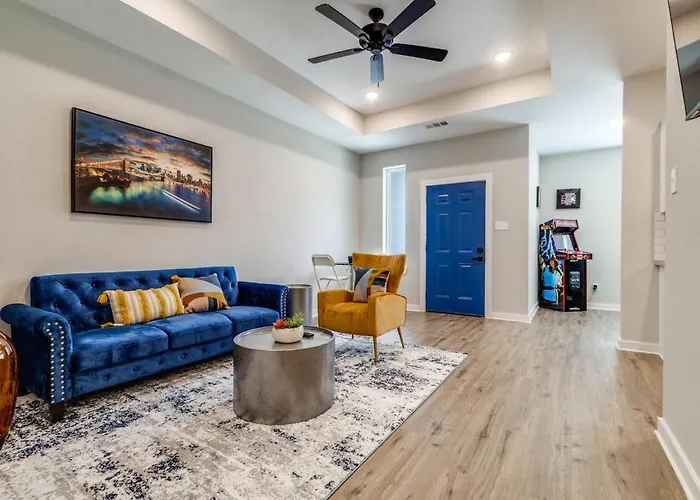 Elegant Stylish Home In Gated Neighborhood! Houston