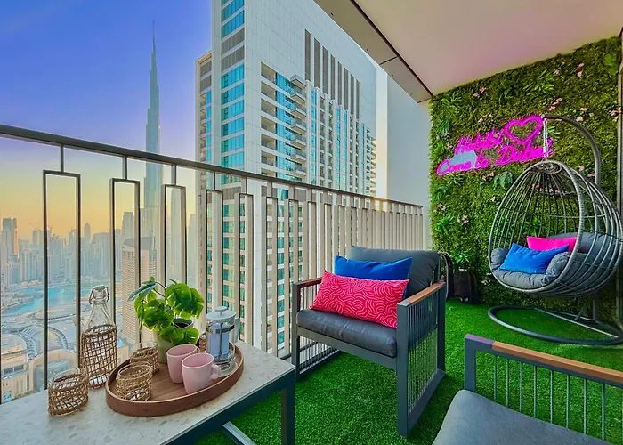 Elite 4 Bedroom Luxury Apartment, Burj Khalifa View, Opposite Dubai Mall, Infinity Swimming Pool