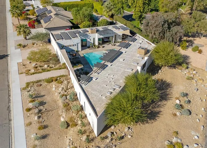 Spectacular Resort-Style Oasis By Rather Be Properties Palm Springs