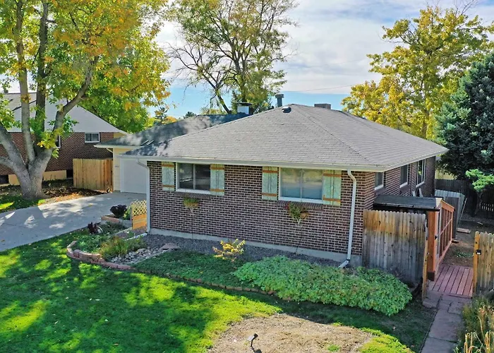 Cozy Two Bedroom Basement Unit Near Light Rail Denver