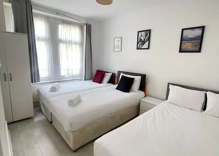 Lovely 2 Bed Flat 2 Floor Miles London