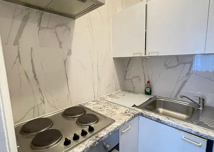Lovely 2 Bed Flat 2 Floor Miles London