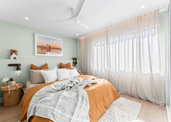 2Br Plus Free Parking - Airport Luxury Retreat Sydney