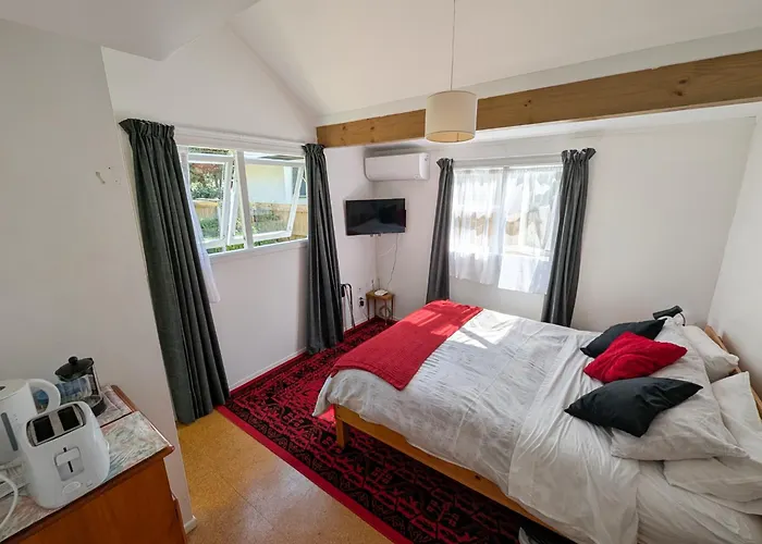 Songbird Sleepout With Bathroom And Mini Kitchenette Hamilton