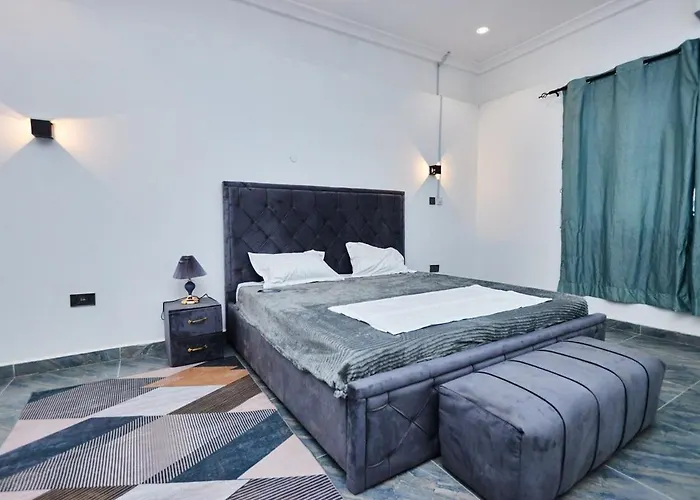 Modern 3Br Home - Near Airport Akkra