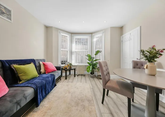 Hammersmith Flat 2 Bedrooms Lgf London
