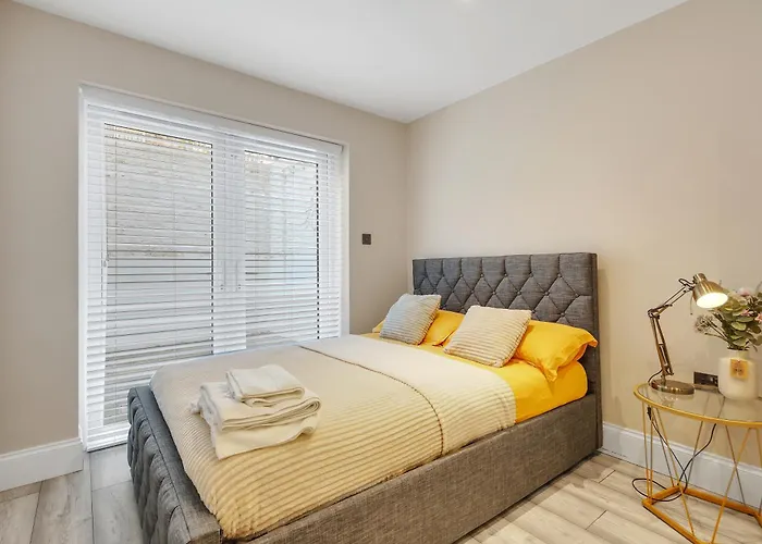 Hammersmith Flat 2 Bedrooms Lgf London
