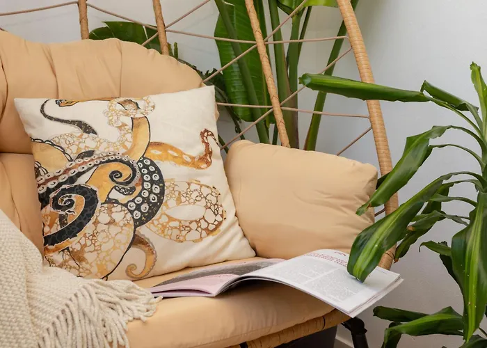 Lush Botanic Oasis With A Boho Hideaway, Near Beach & Cafes Lagos