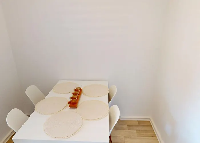 3-Raum-Ferienwohnung mit Balkon, Straßenbahnlinie 5 fußläufig erreichbar, WLAN Chemnitz