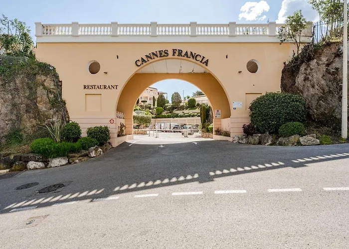 Apartment With Garden, Pool, Sea View And Parking Cannes