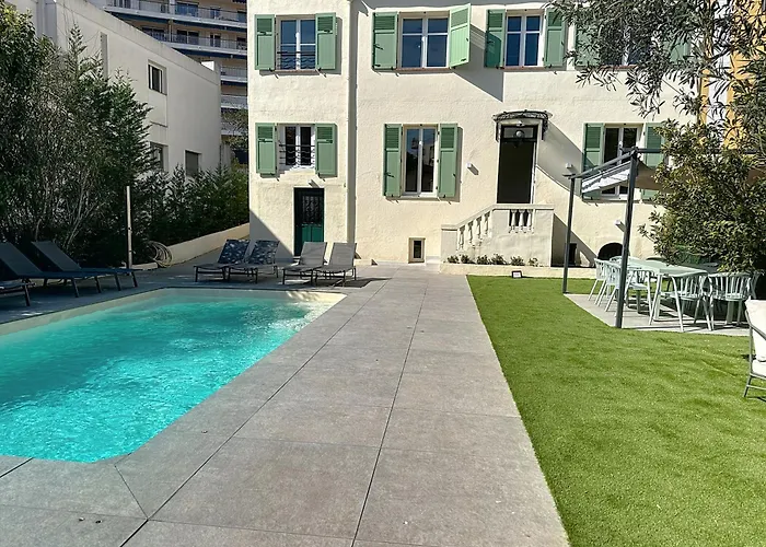 Modern 5-Bedroom Villa With Swimming Pool In Cannes