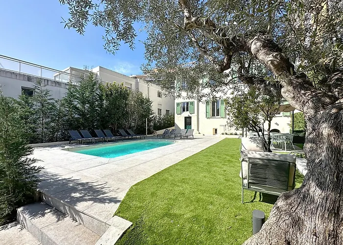 Modern 5-Bedroom Villa With Swimming Pool In Cannes