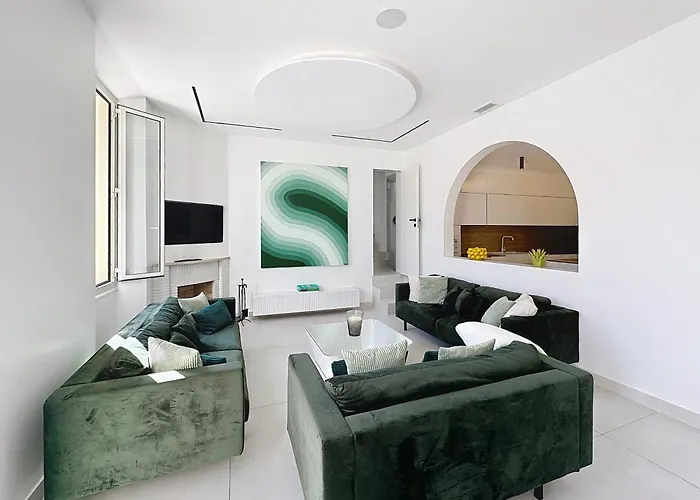 Modern 5-Bedroom Villa With Swimming Pool In Cannes