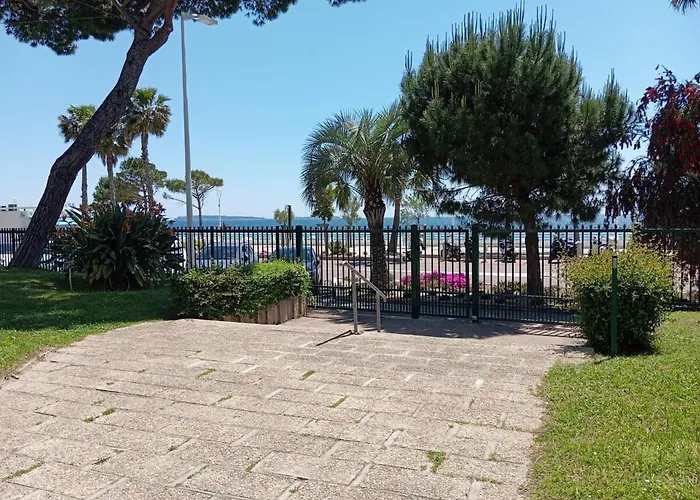 Studio Avec Terrasse Dans Residence En Face De La Mer Et Parking Privatif- Cannes Midi