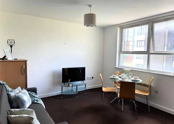 Chic Trafford Apartment, Private Underground Parking, Fast Wi-Fi, Self Check-In Anytime, 5 Mins To Old Trafford Stadium Manchester