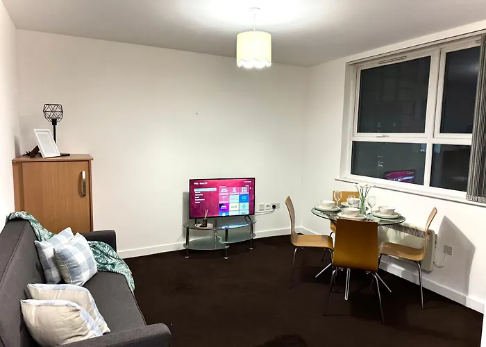 Chic Trafford Apartment, Private Underground Parking, Fast Wi-Fi, Self Check-In Anytime, 5 Mins To Old Trafford Stadium Manchester