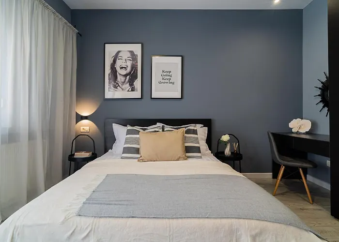 Chic Black & White 2Br Retreat On Dambovitei Bukarest