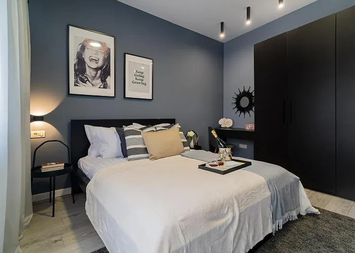 Chic Black & White 2Br Retreat On Dambovitei Bukarest