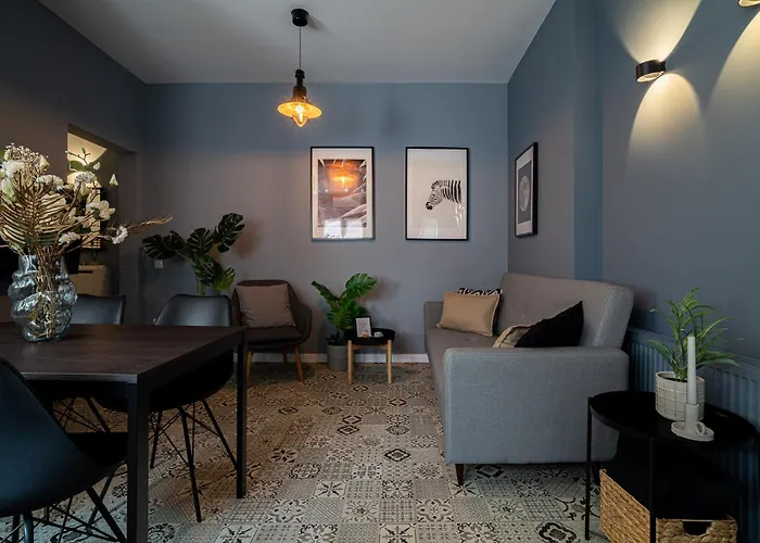 Chic Black & White 2Br Retreat On Dambovitei Bukarest