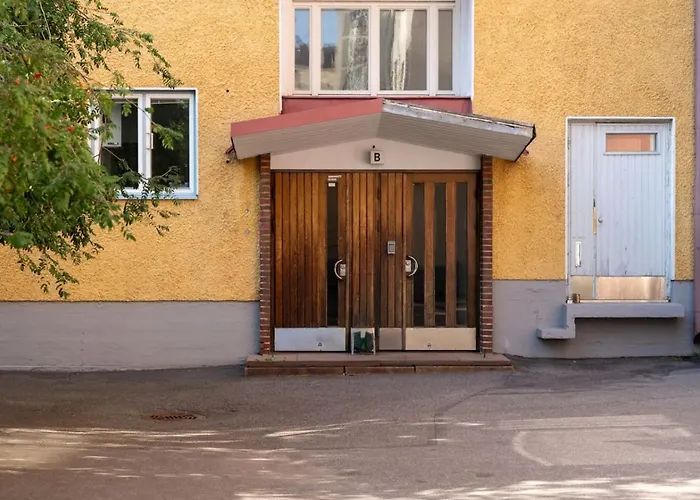 Bright, Lush And Comfortable Apartment In Kallio Helsinki