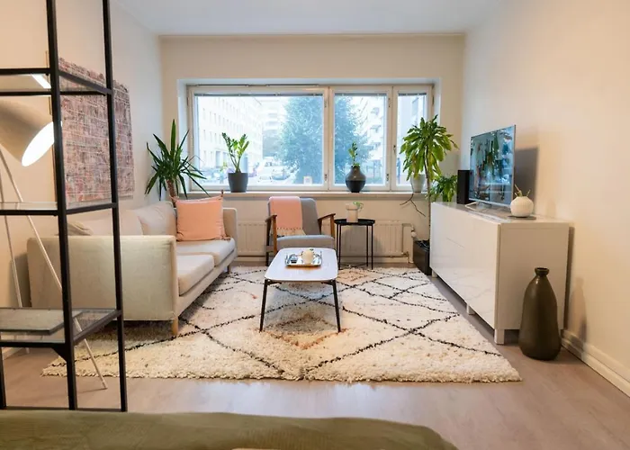 Bright, Lush And Comfortable Apartment In Kallio Helsinki