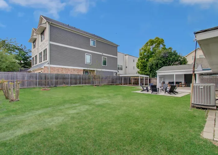 Unique Updated Heights Bungalow With Large Private Yard & Pool Table Houston