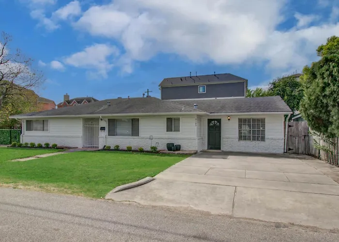 Unique Updated Heights Bungalow With Large Private Yard & Pool Table Houston