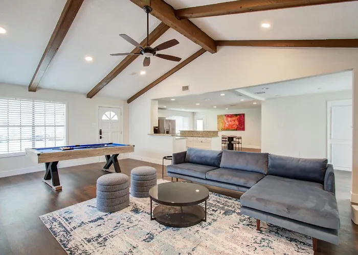Unique Updated Heights Bungalow With Large Private Yard & Pool Table Houston